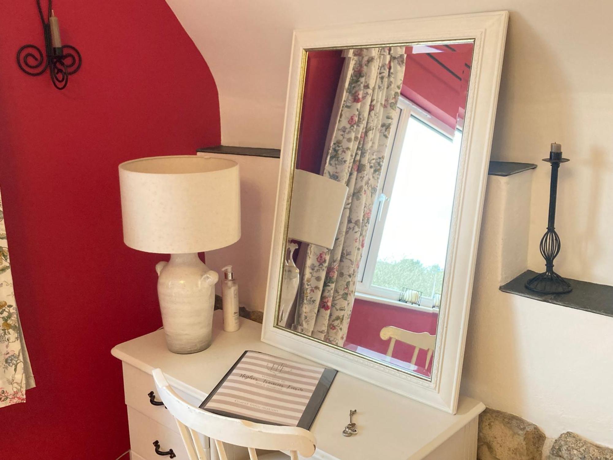 Higher Trenear Farm B&B Гелстон Номер фото